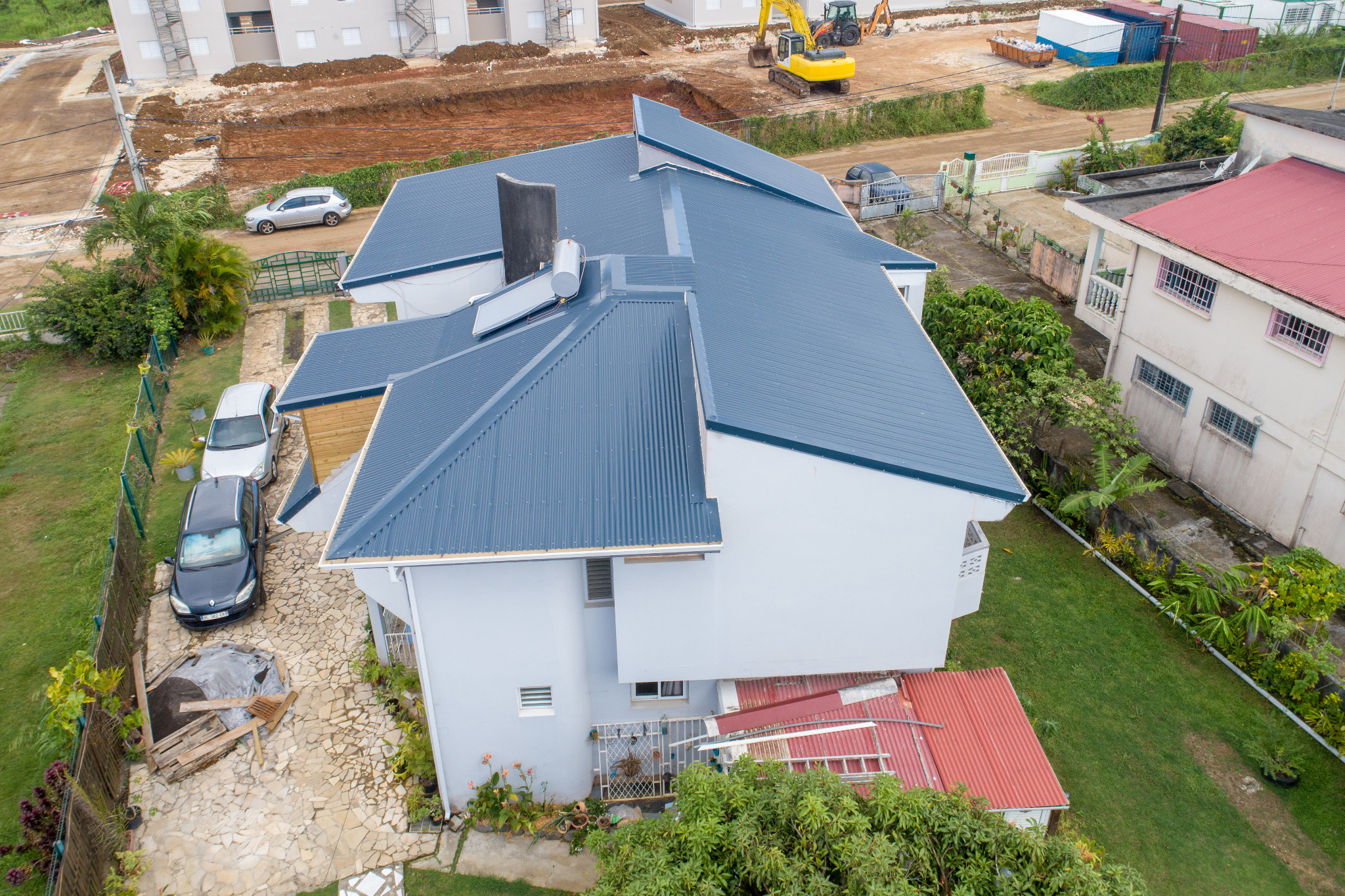 Projet 1 — toiture bleue rénovée (vue aérienne)